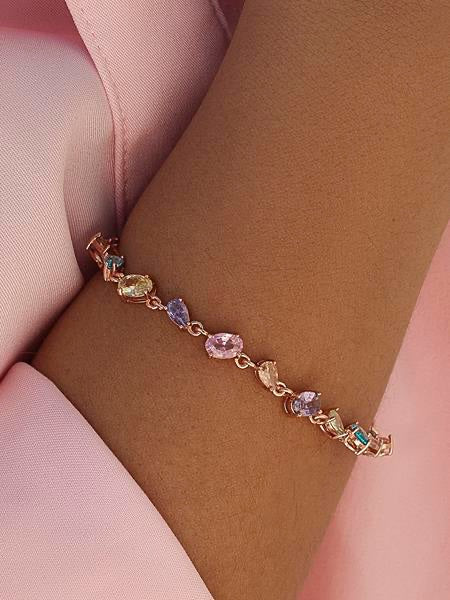 Bracelets ornés de pierres colorées aux tons vifs