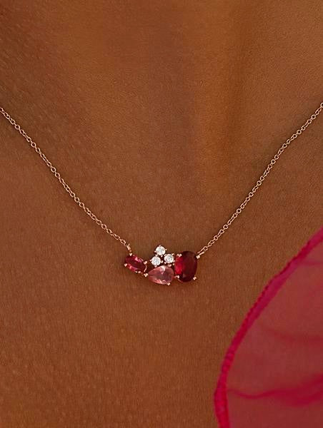 Collares con piedras en tonos rosados y rojizos