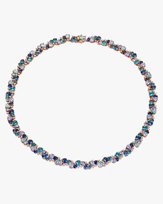 Collares con piedras de colores en tonos fríos