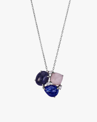 Colliers ornés de pierres dans les tons bleus et roses avec des oxydes de zirconium