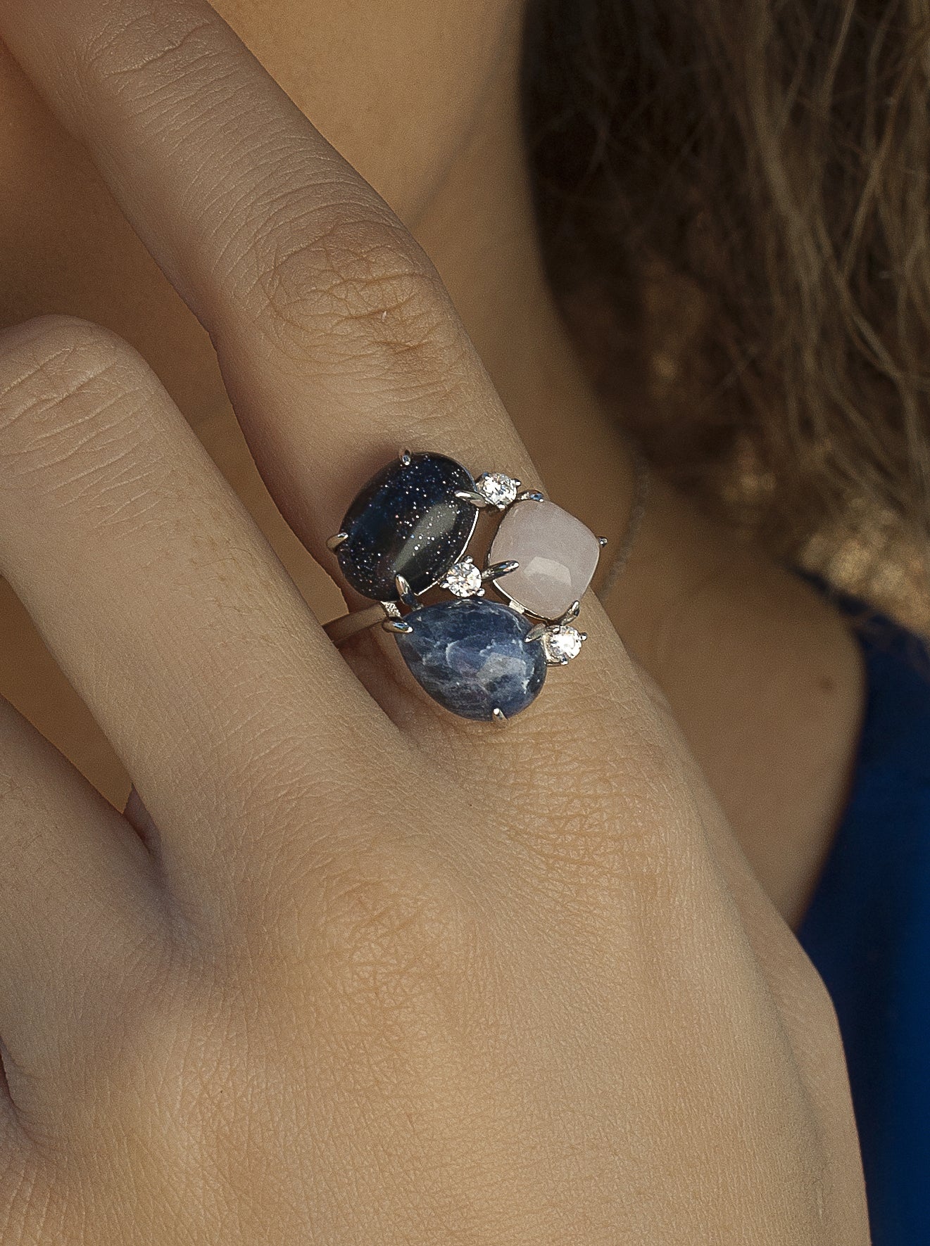 Anillos con piedras en tonos azules con circonitas