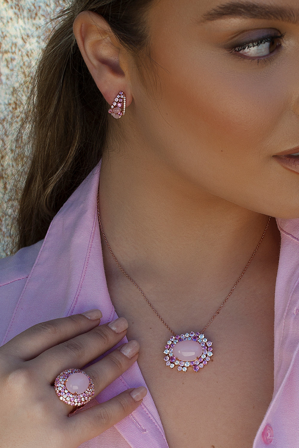 Pendientes de piedras de colores en tonos rosados y circonitas