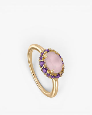 Bagues ornées de pierres centrales aux tons rose pâle et violet.