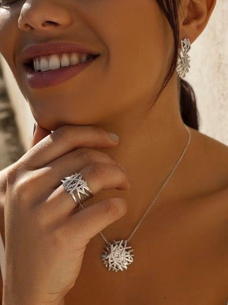 Anillos circonitas diseño motivo central de nudo