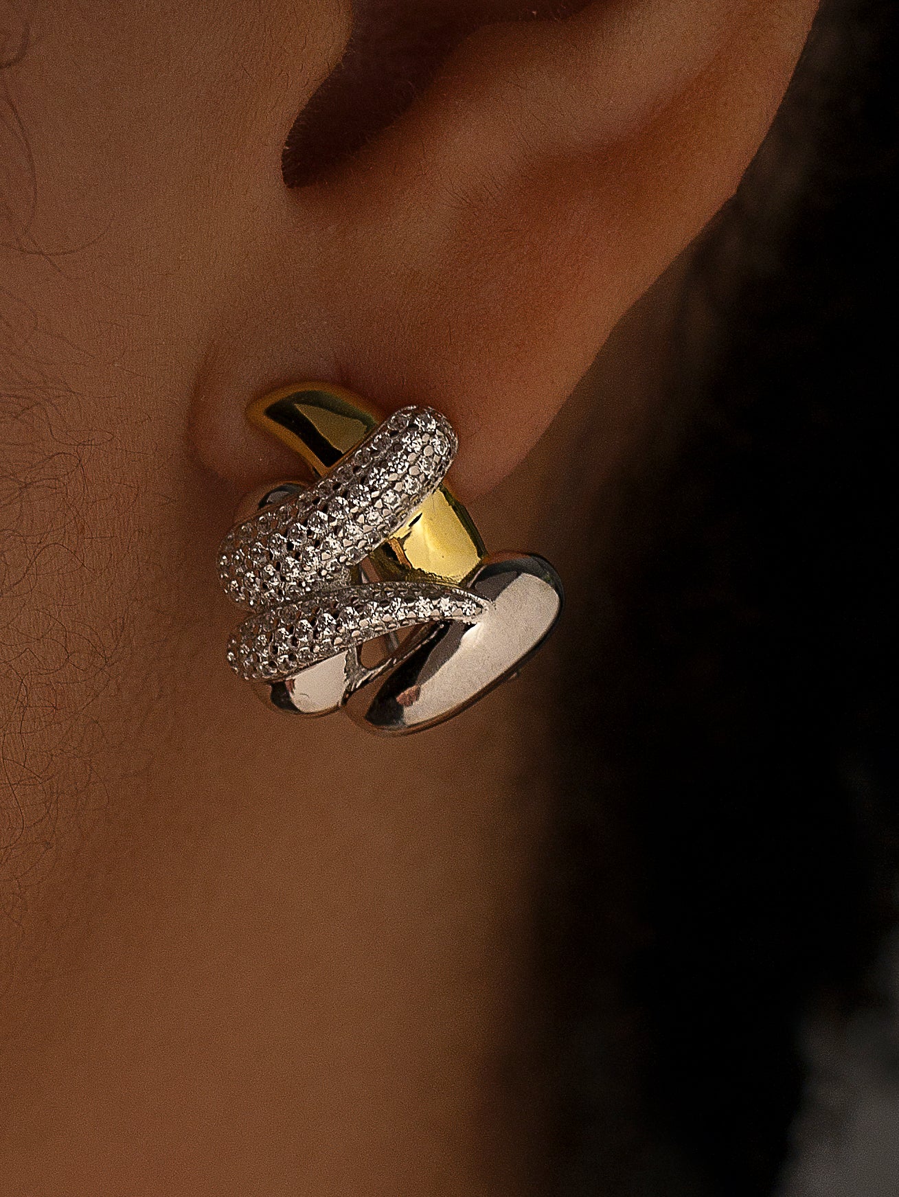 Pendientes botón diseño irregular y bicolor con circonitas