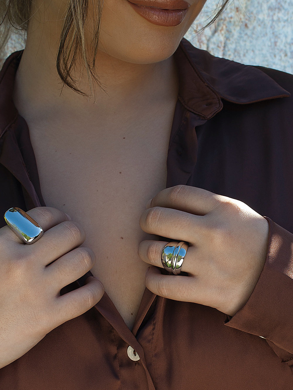 Anillos anchos diseño carriles en plata lisa
