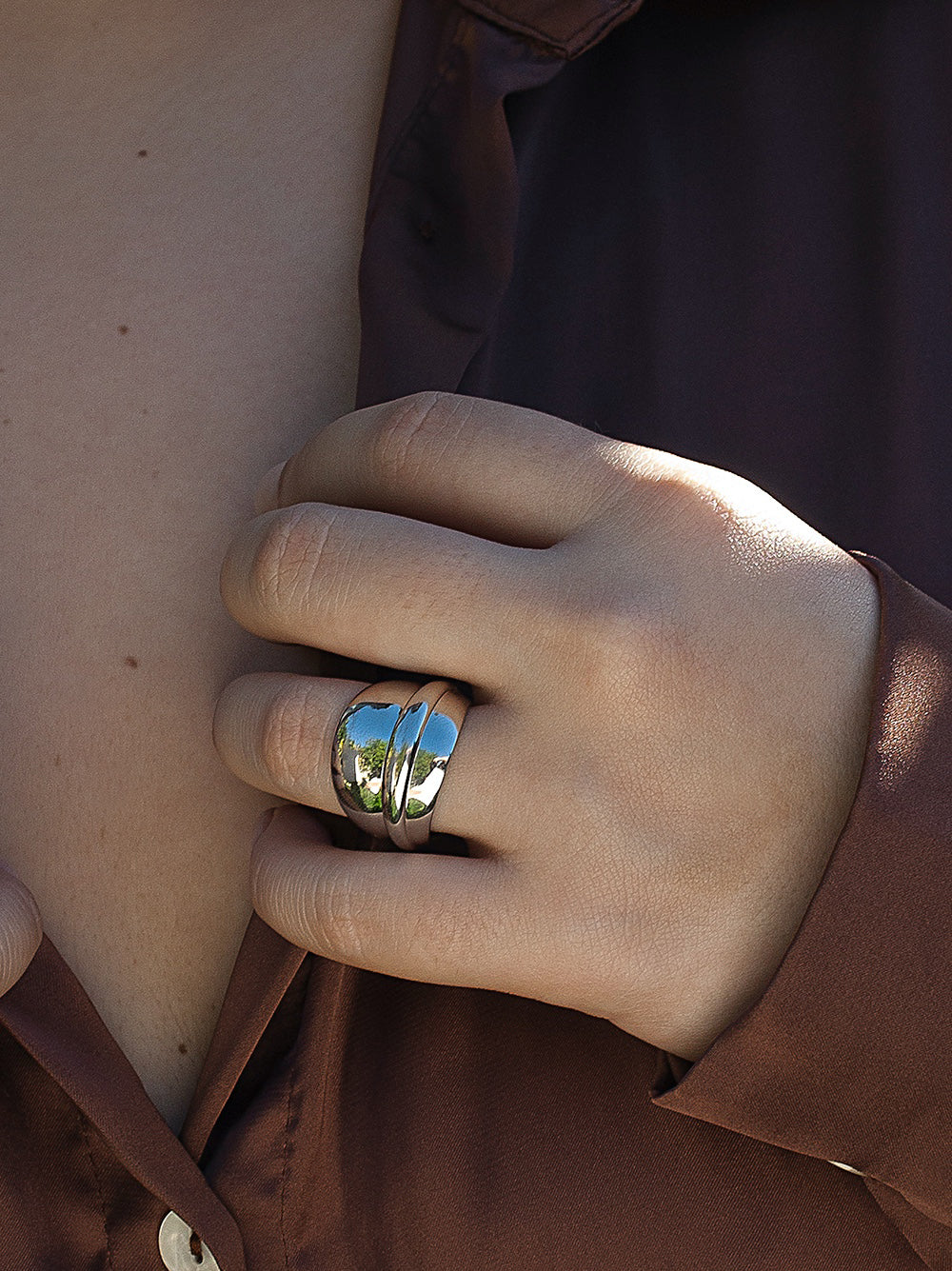 Anillos anchos diseño carriles en plata lisa