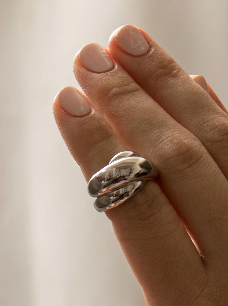 Anillos anchos diseño carriles envolventes y plata lisa