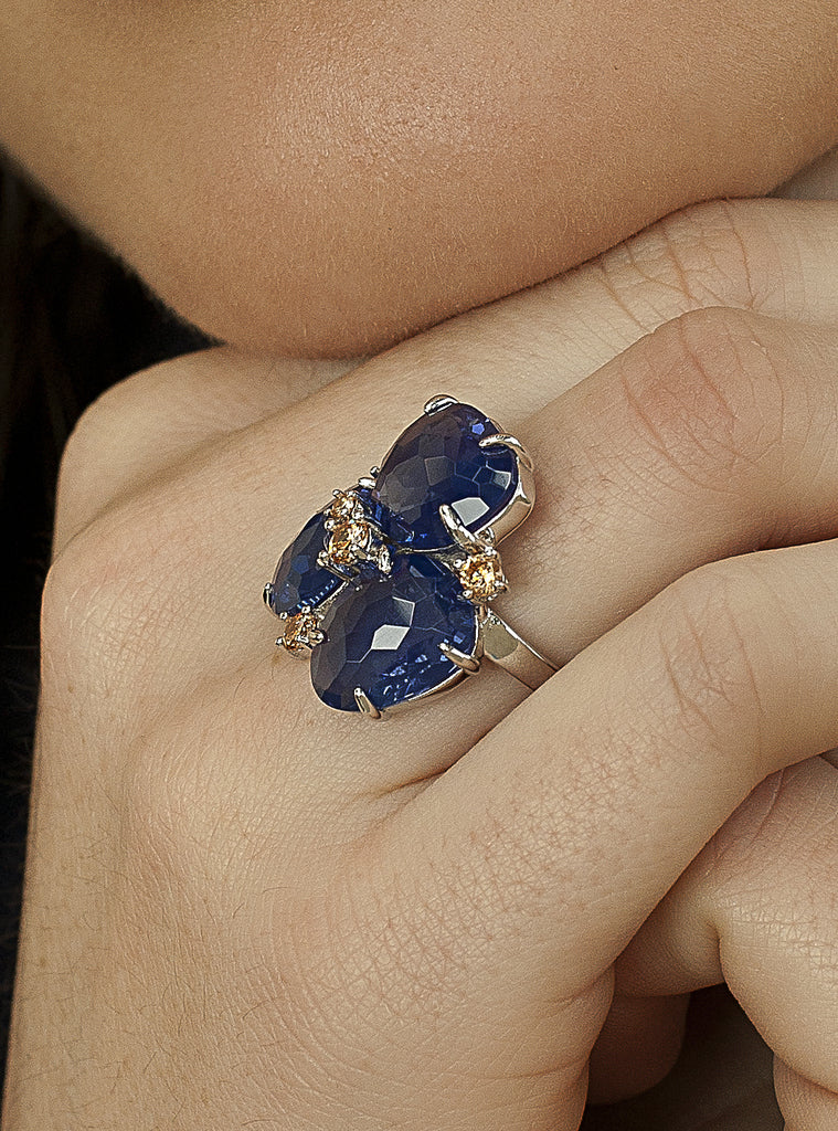 Bagues ornées de pierres bleu cobalt et de zirconiums cubiques