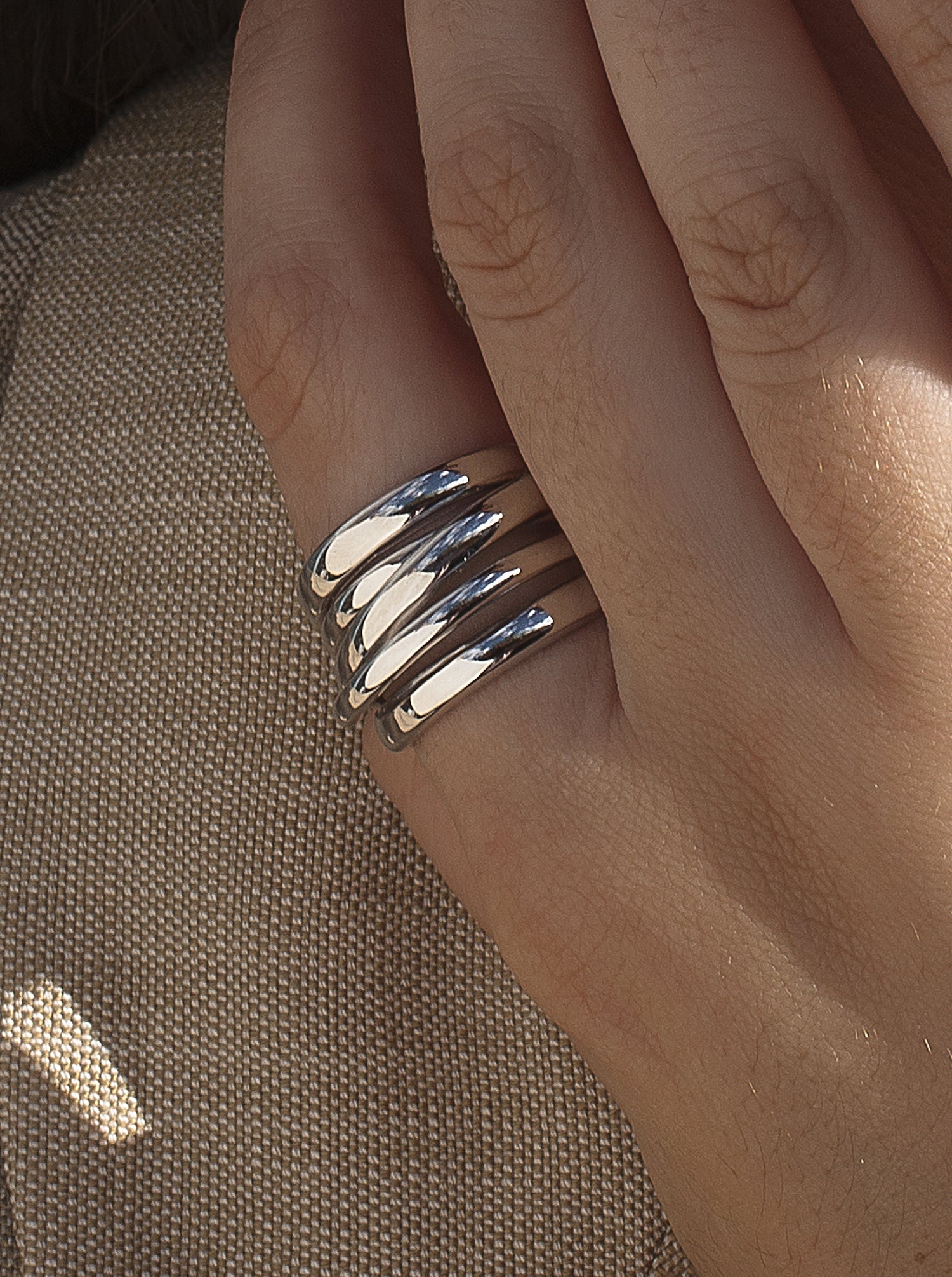 Anillos anchos diseño cinco carriles en plata lisa