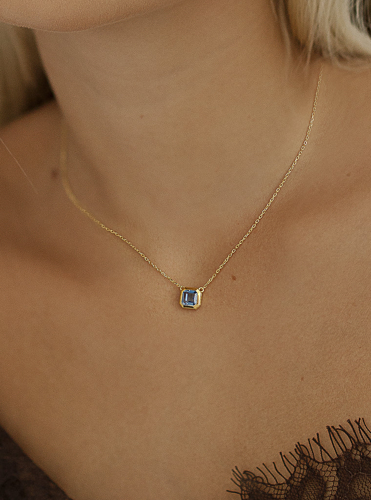 Collar de plata 925 bañada en oro con colgante azul rectangular