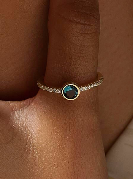 Anillos finos de plata con gema tono calcedonia y circonitas