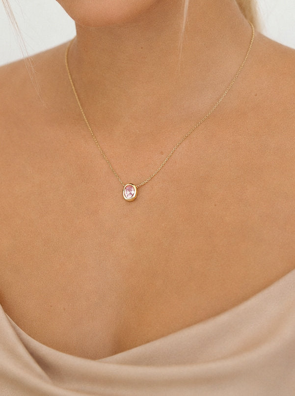 Colliers ornés de pierres roses ovales et de zirconiums cubiques
