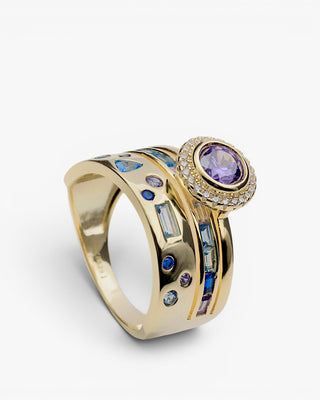 Anillo ancho de plata bañada en oro con gemas de colores tonos lilas
