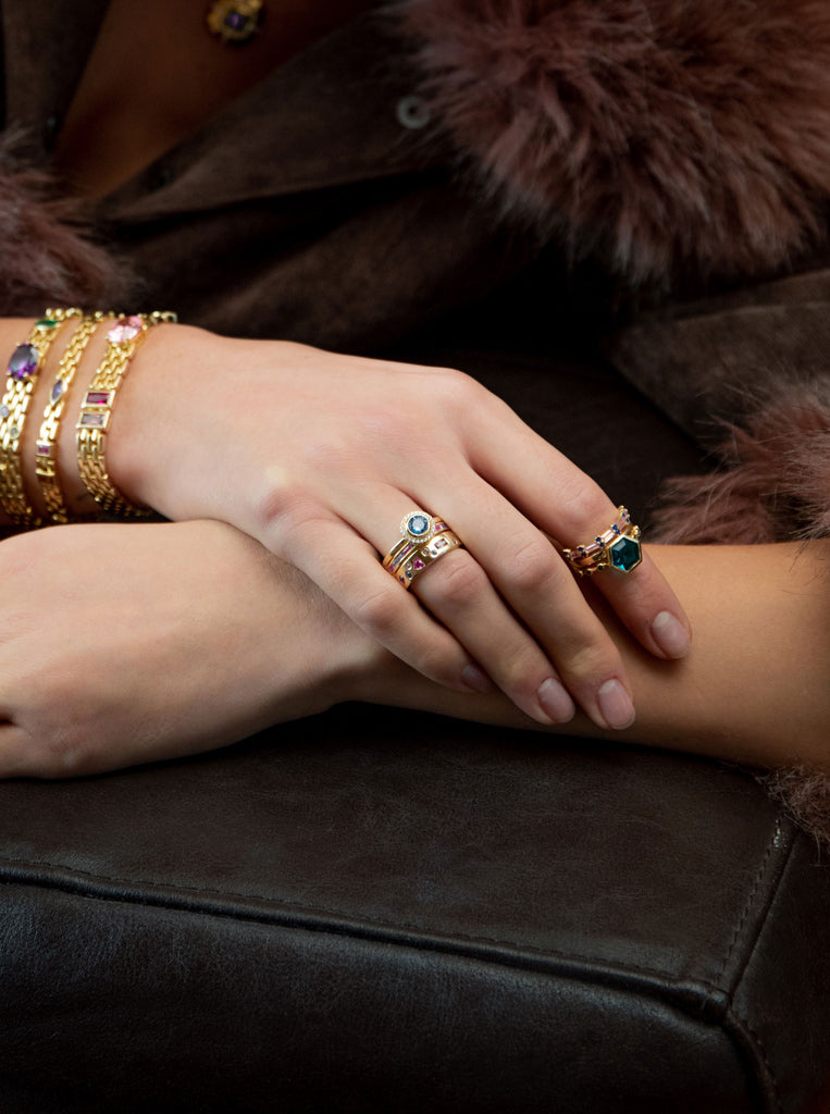 Anillo ancho de plata bañada en oro con gemas de colores tonos azules