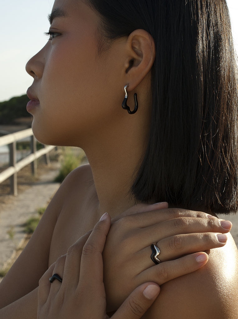 Pendientes originales de diseño asimétrico tono negro