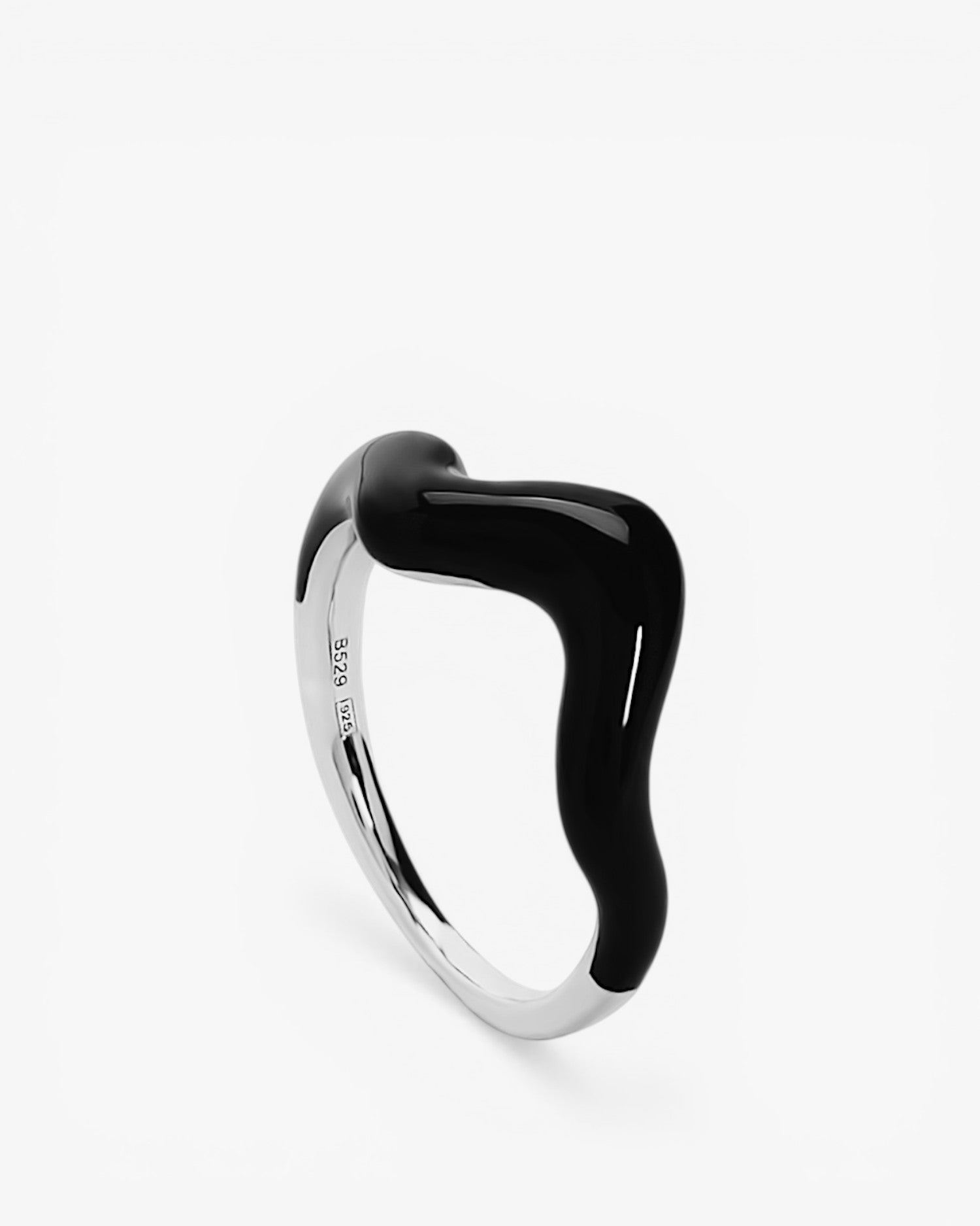 Anillo de diseño con forma ondulada y esmalte negro