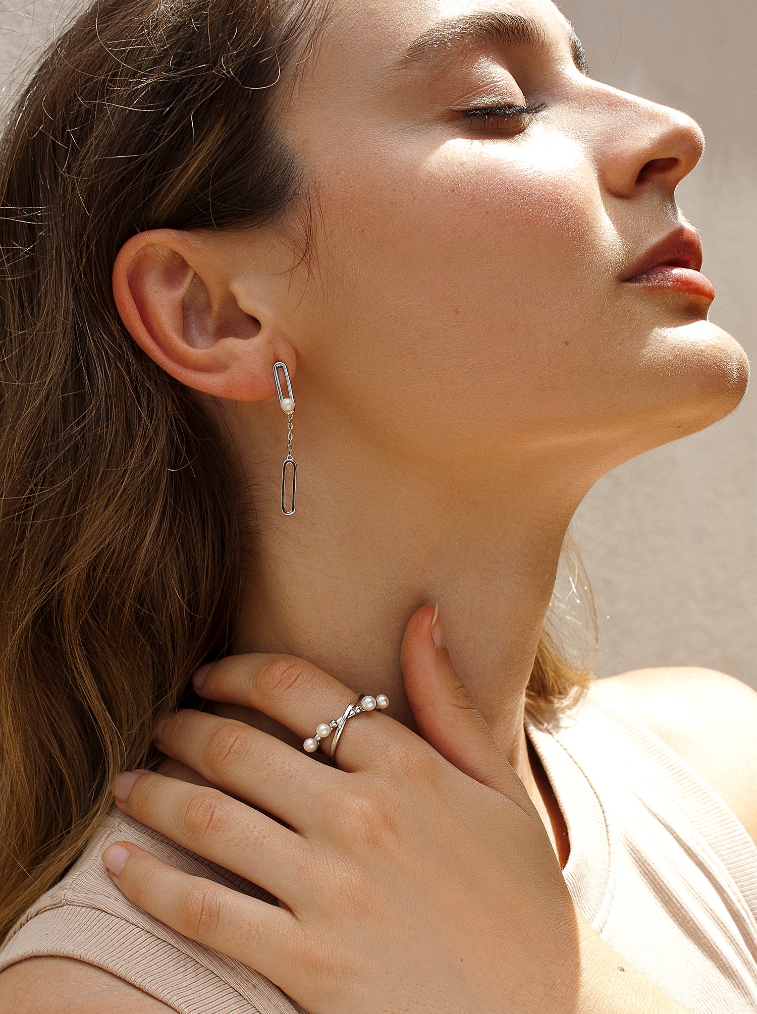 Rings with pearls with double crossed rail