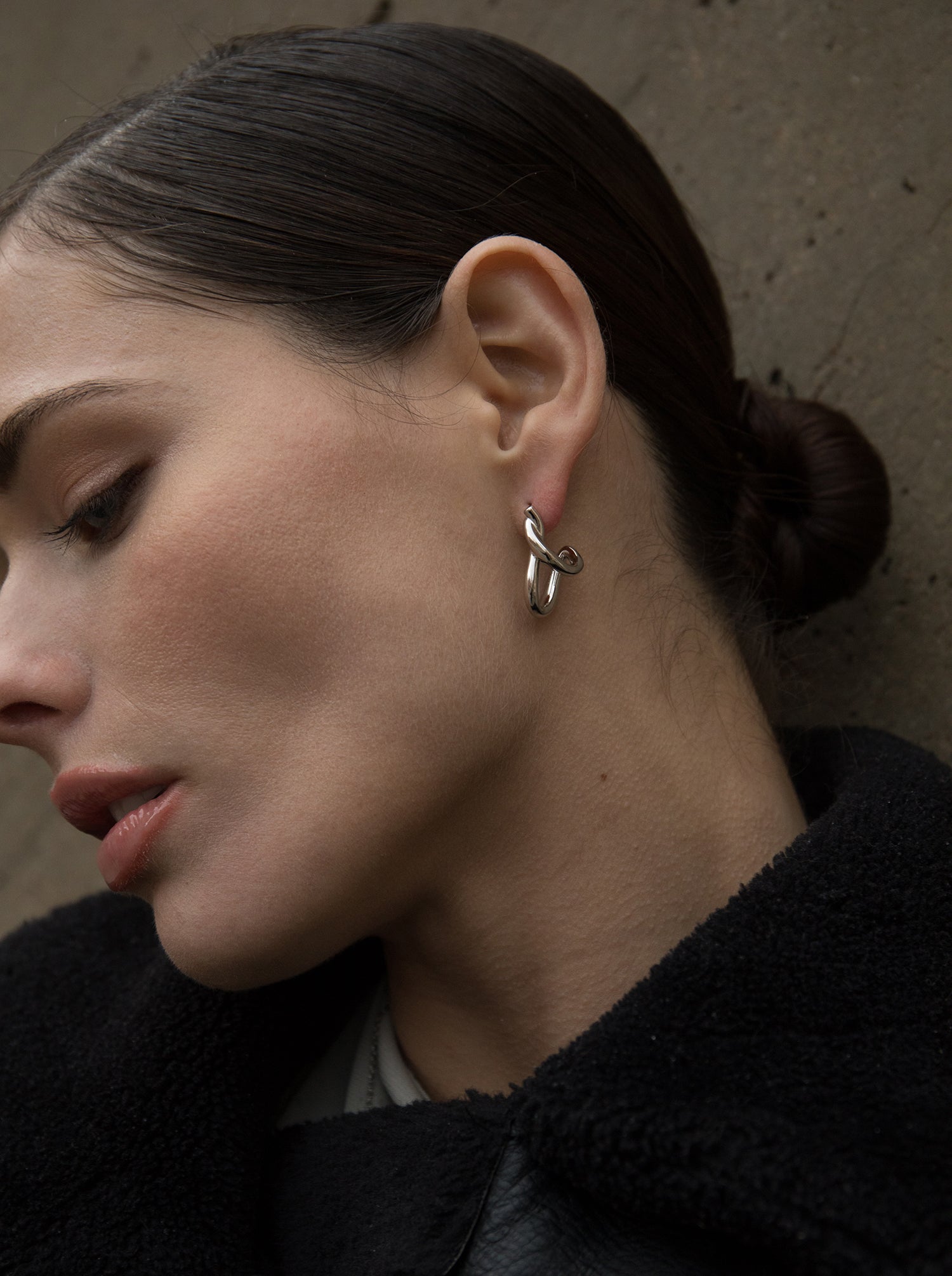 Pendientes originales en plata estilo aro entrelazado