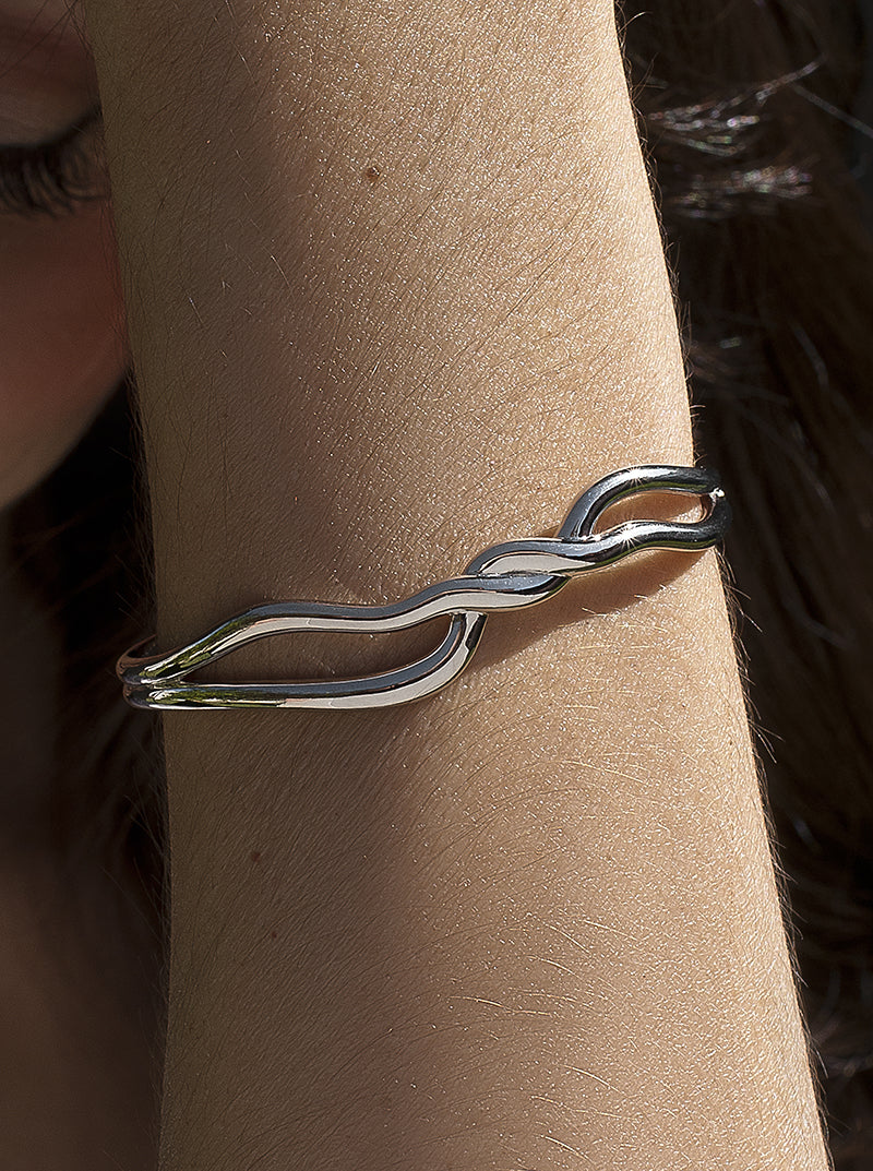 Pulsera esclava de plata diseño entrelazado irregular