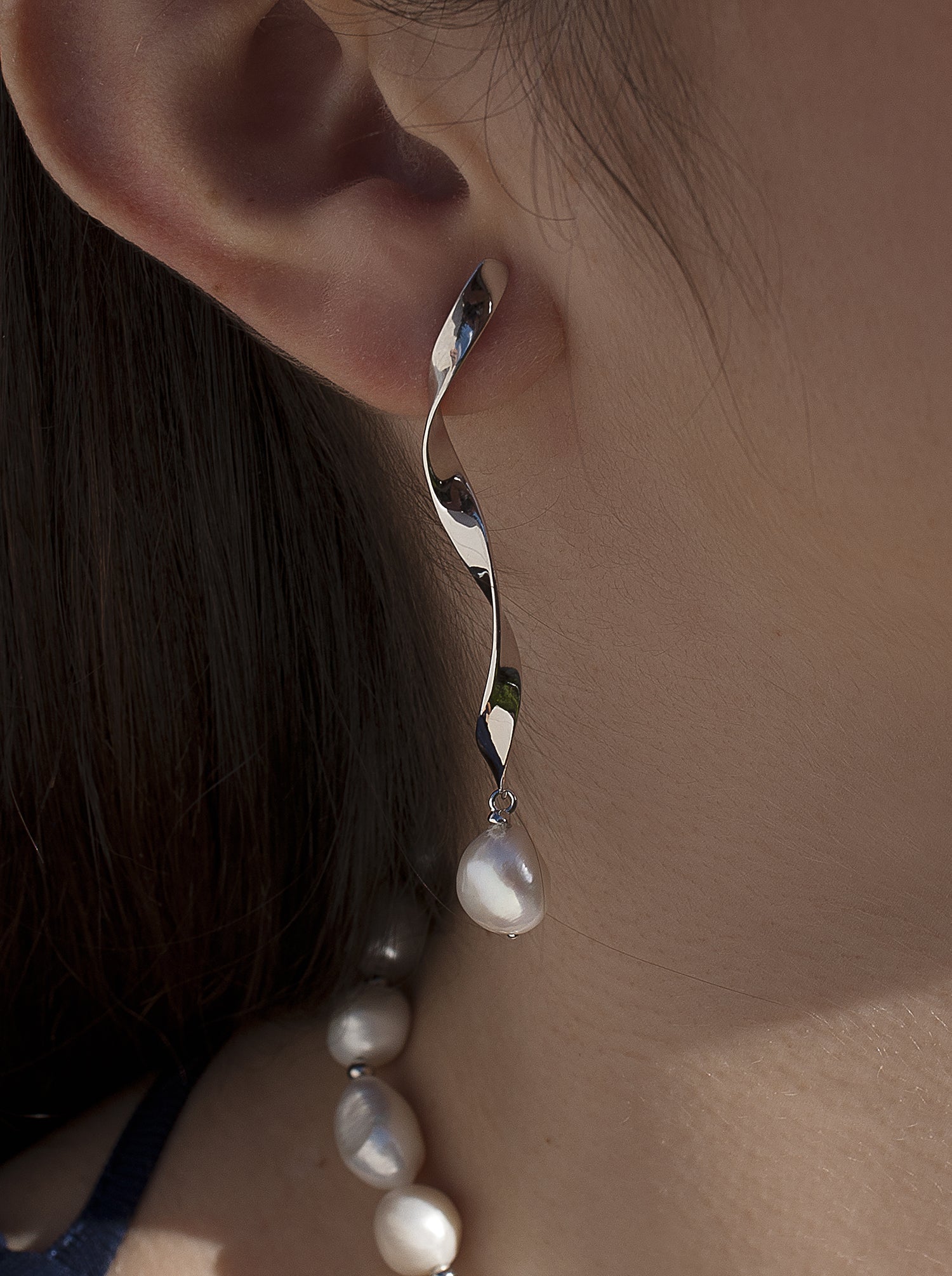 Pendientes perla de plata diseño curvilíneo