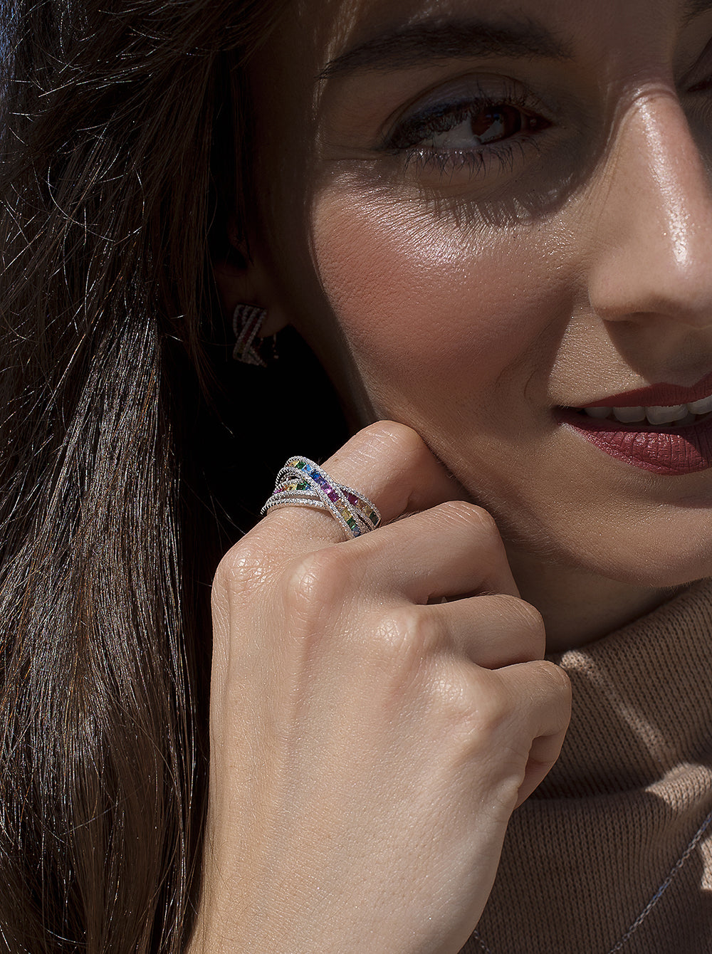 Anillo con piedras diseño raíles cruzados multicolor
