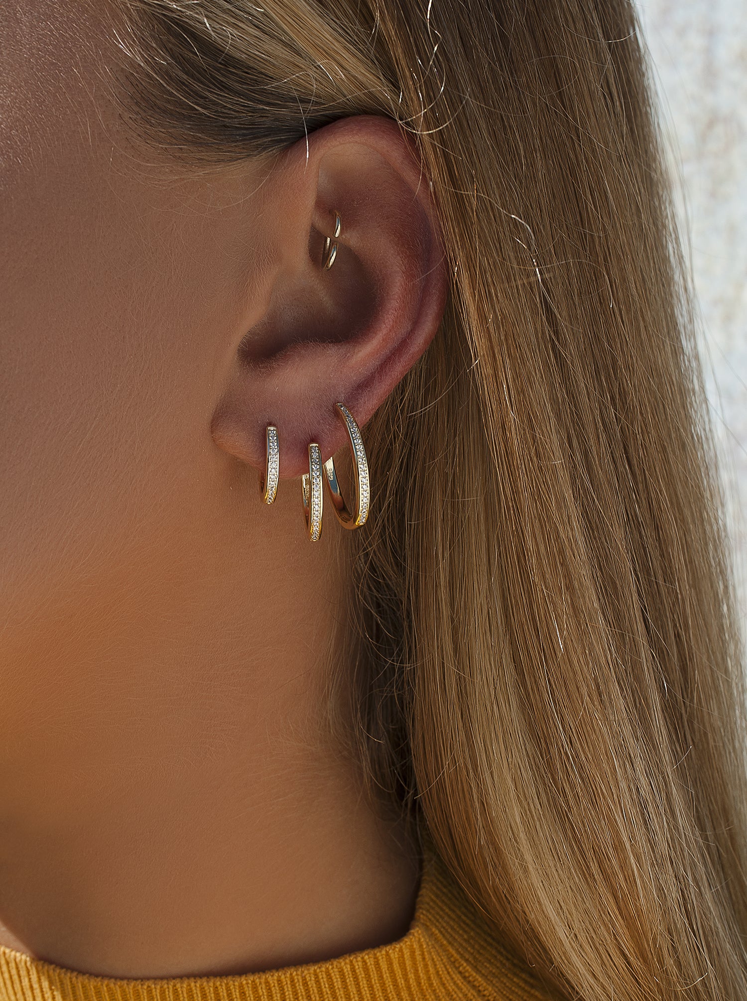 Pendientes aro de plata bañada en oro diseño mini con circonitas