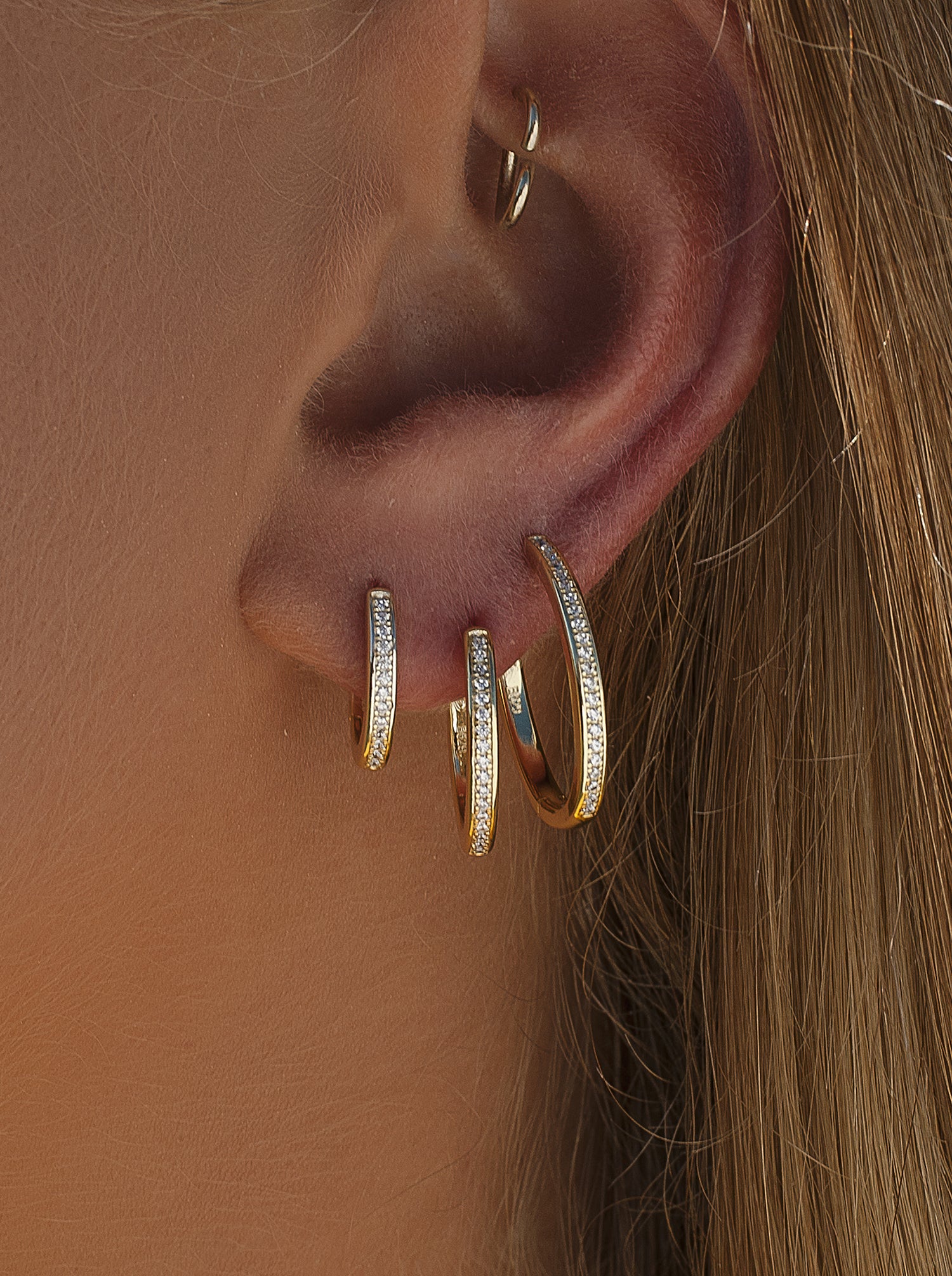 Pendientes aro de plata bañada en oro diseño mini con circonitas