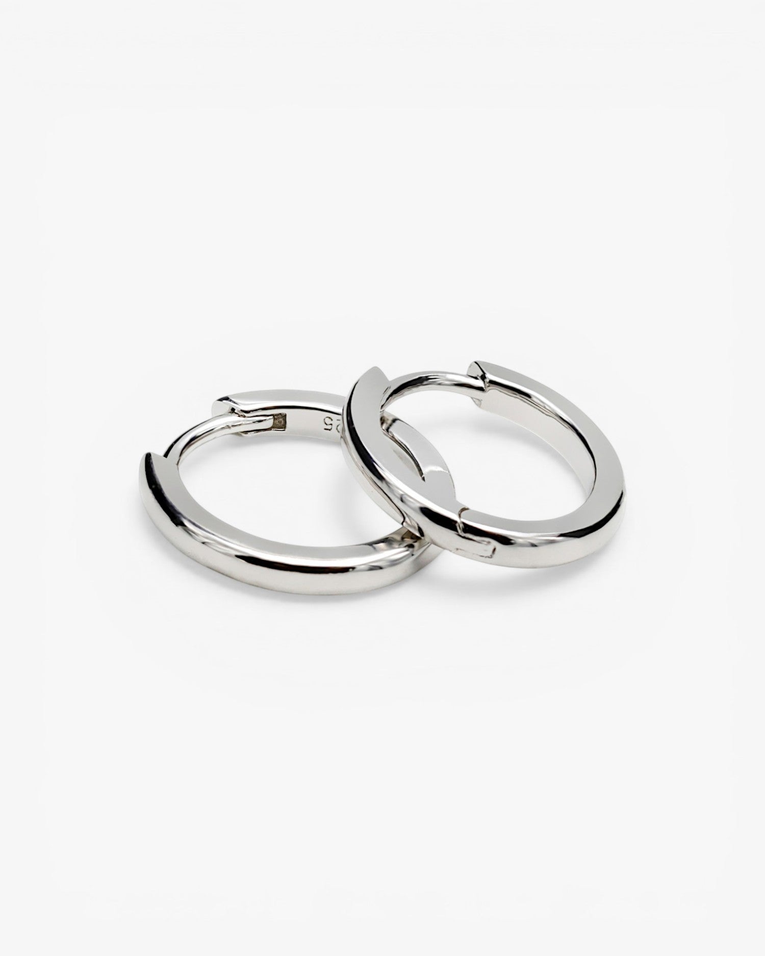 Pendientes aro pequeños de plata con diseño ovalado