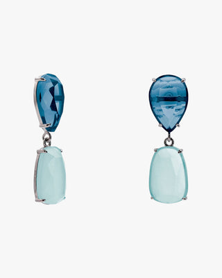 Pendientes de piedras de colores en tono azul lechoso
