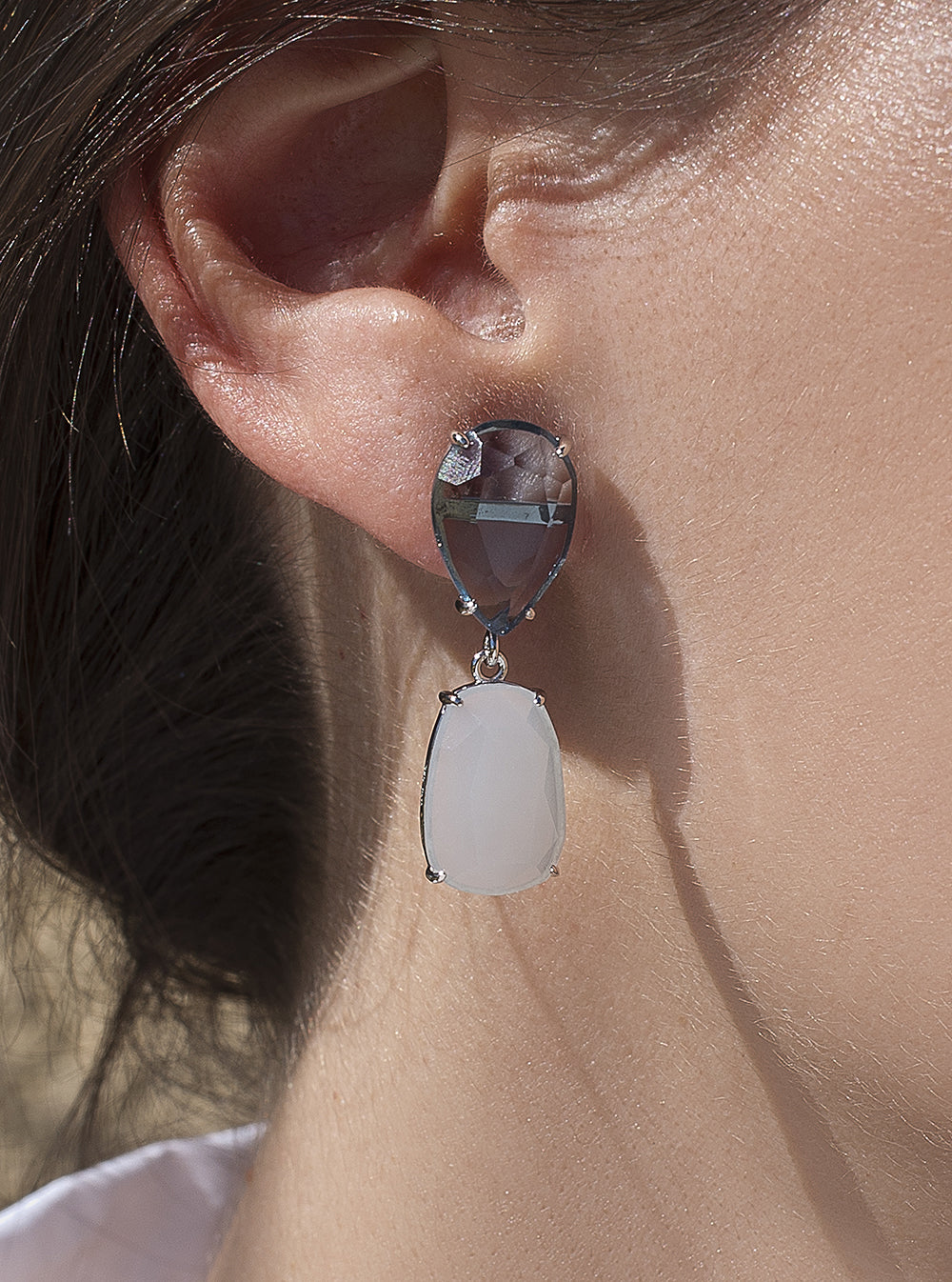 Pendientes de piedras de colores en tono azul lechoso
