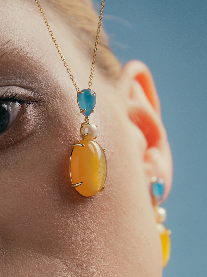 Necklaces with natural stones in citrine tones