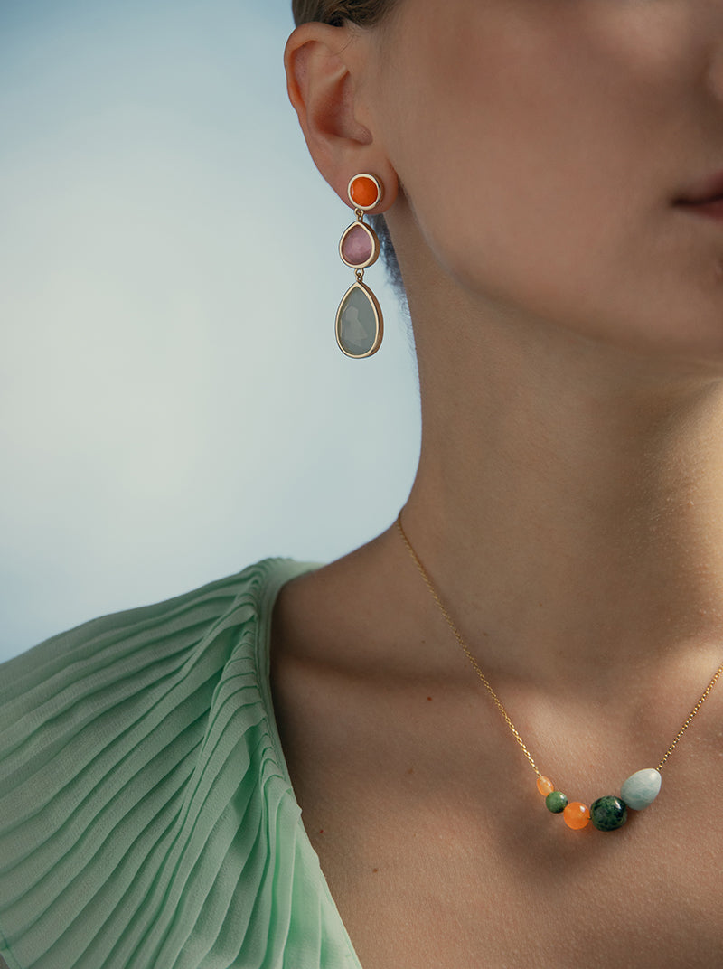 Necklaces with natural stones in a natural tone