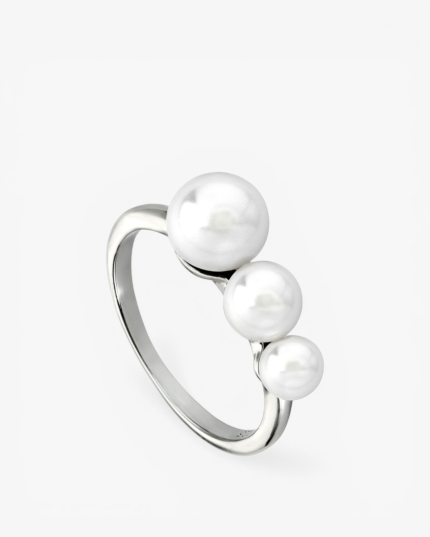 Silver pearl rings with linear design and triple pearl