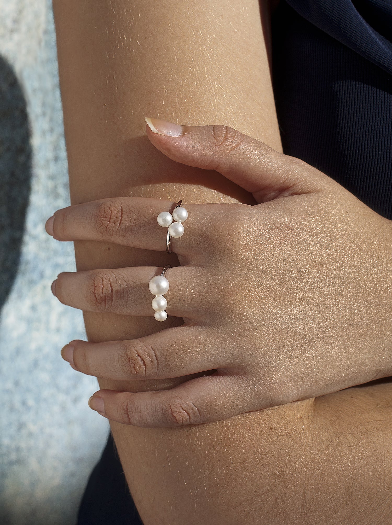 Silver pearl rings with linear design and triple pearl