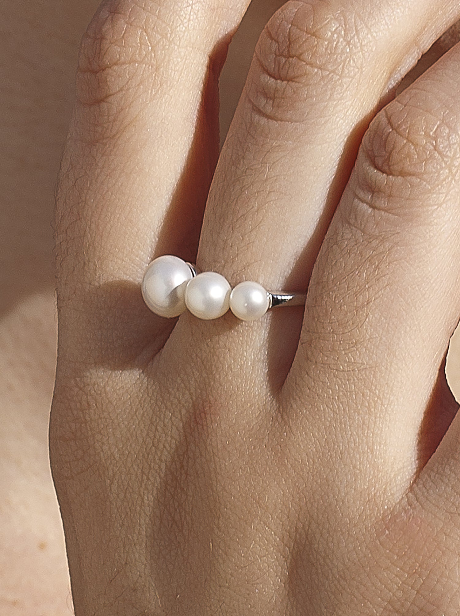 Silver pearl rings with linear design and triple pearl