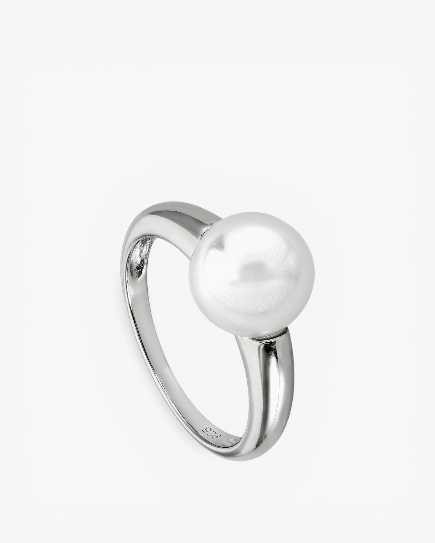 Classic style silver pearl rings with a central pearl