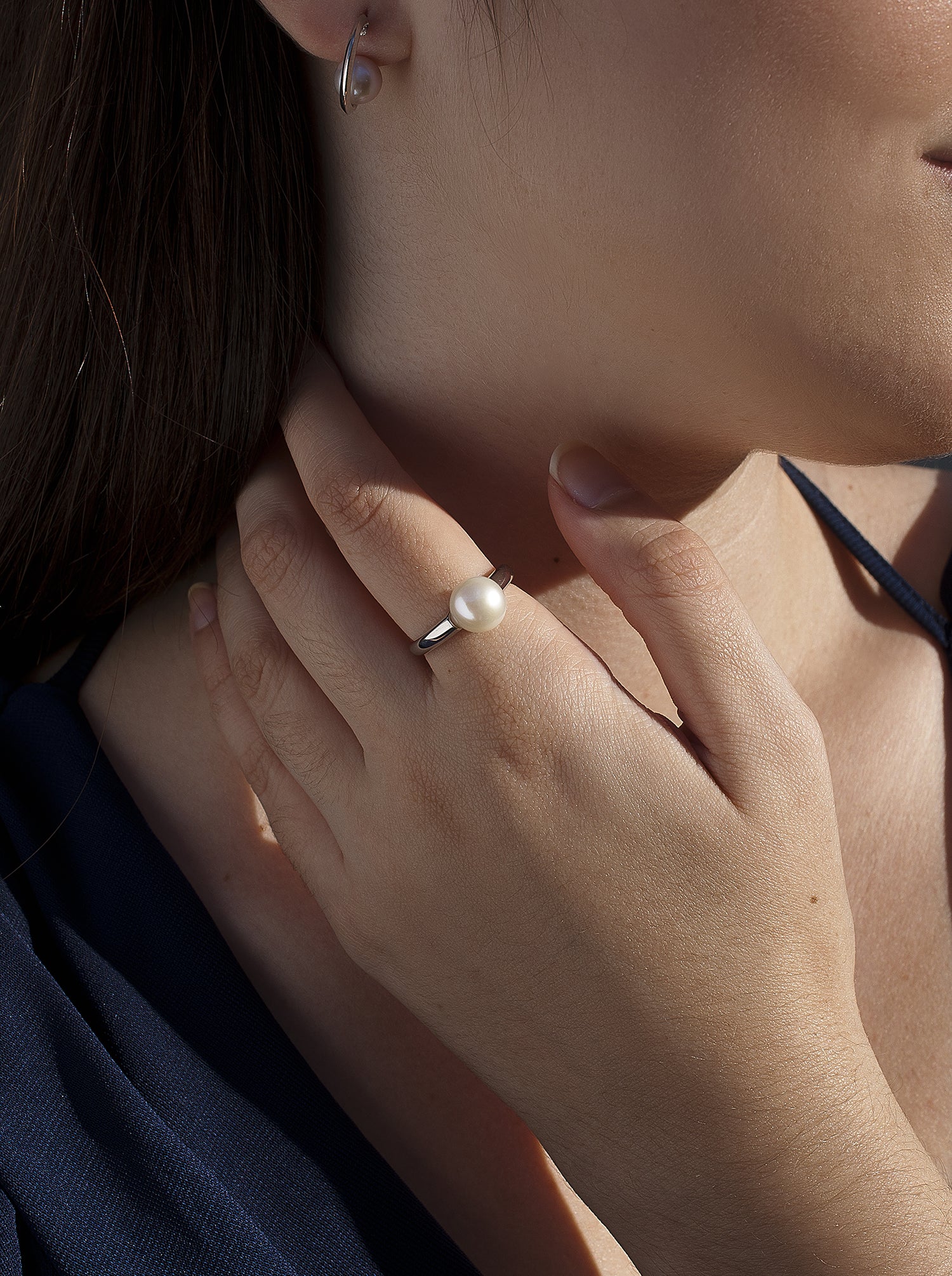 Classic style silver pearl rings with a central pearl