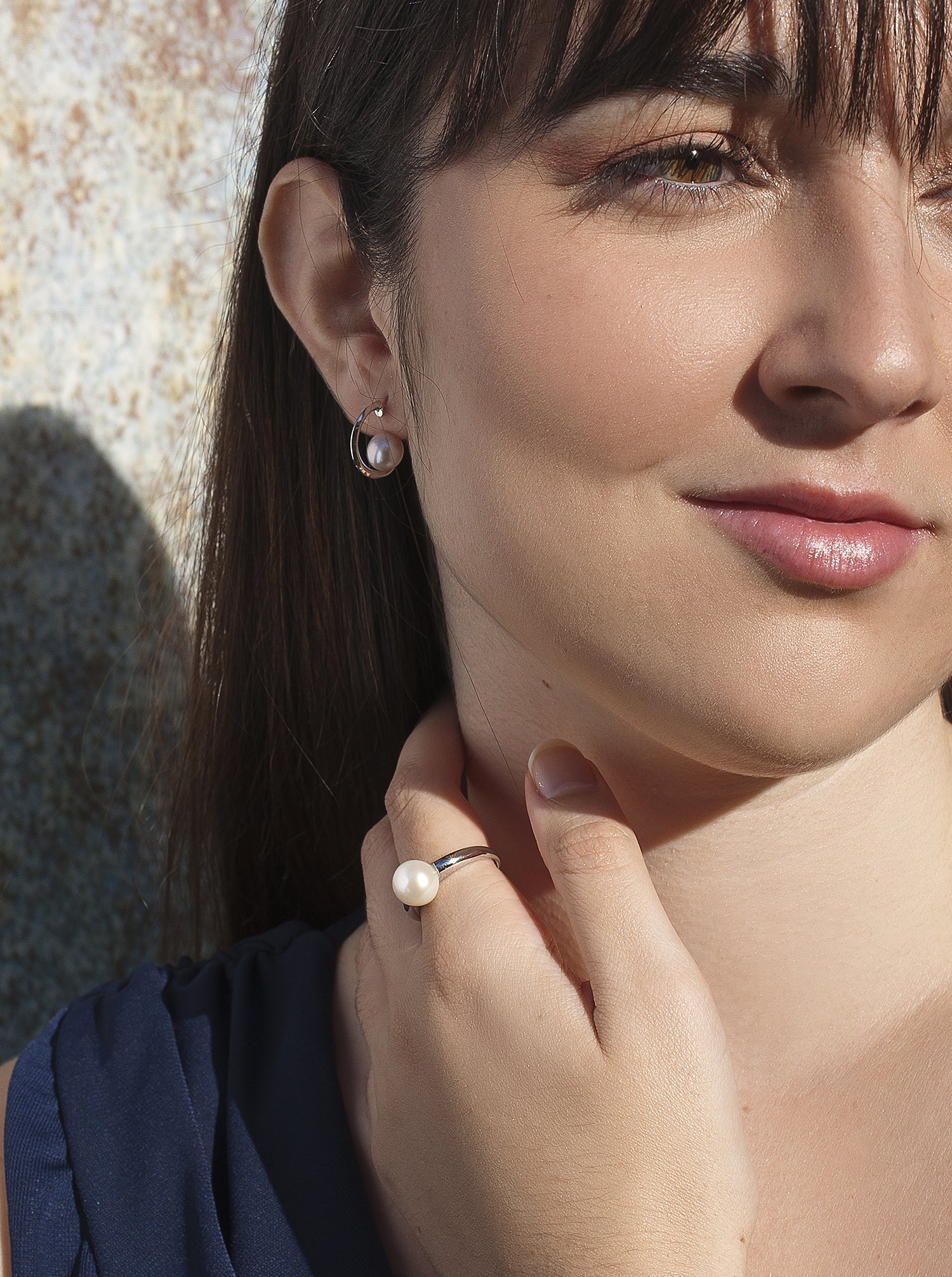Classic style silver pearl rings with a central pearl