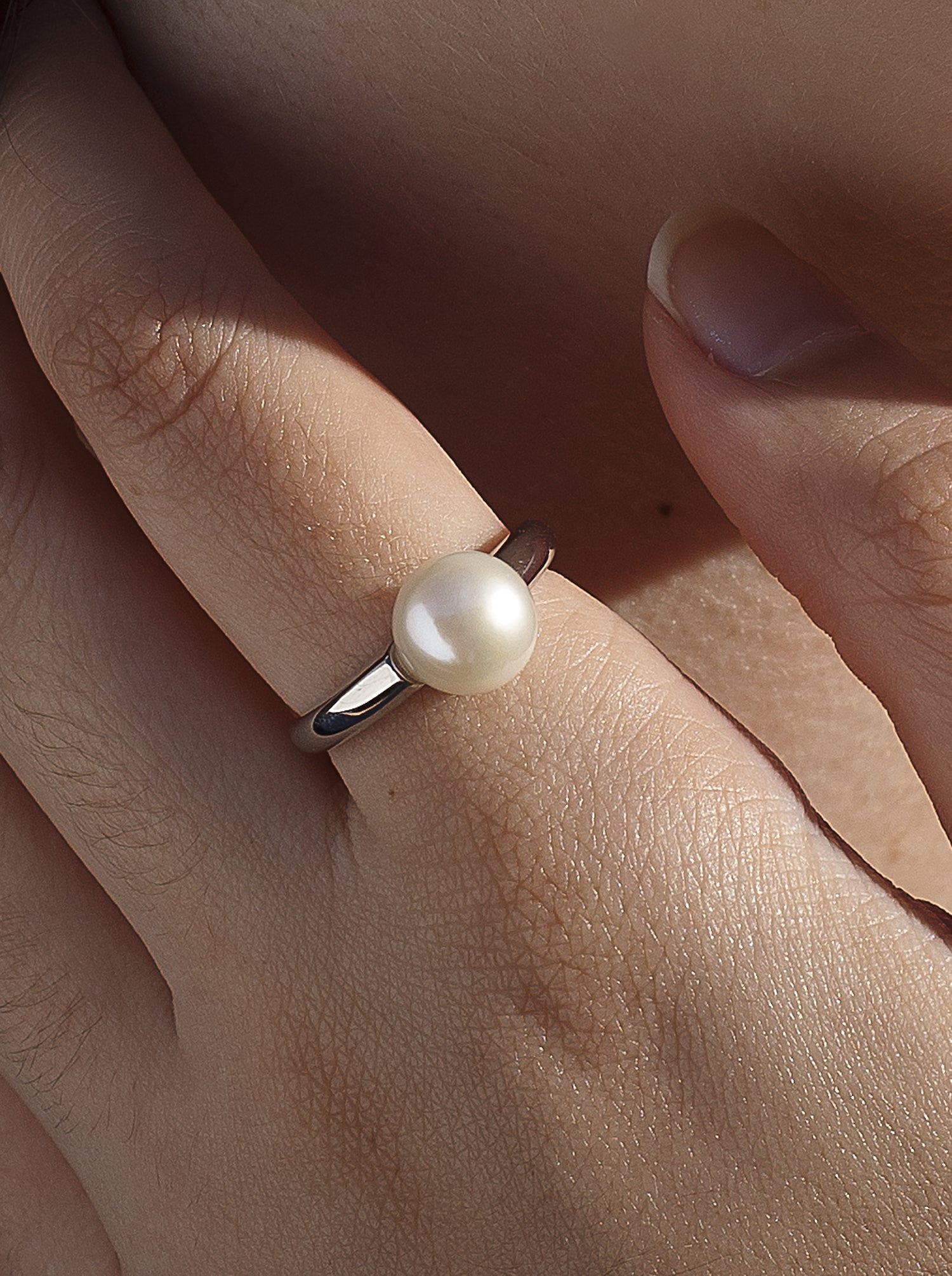 Classic style silver pearl rings with a central pearl
