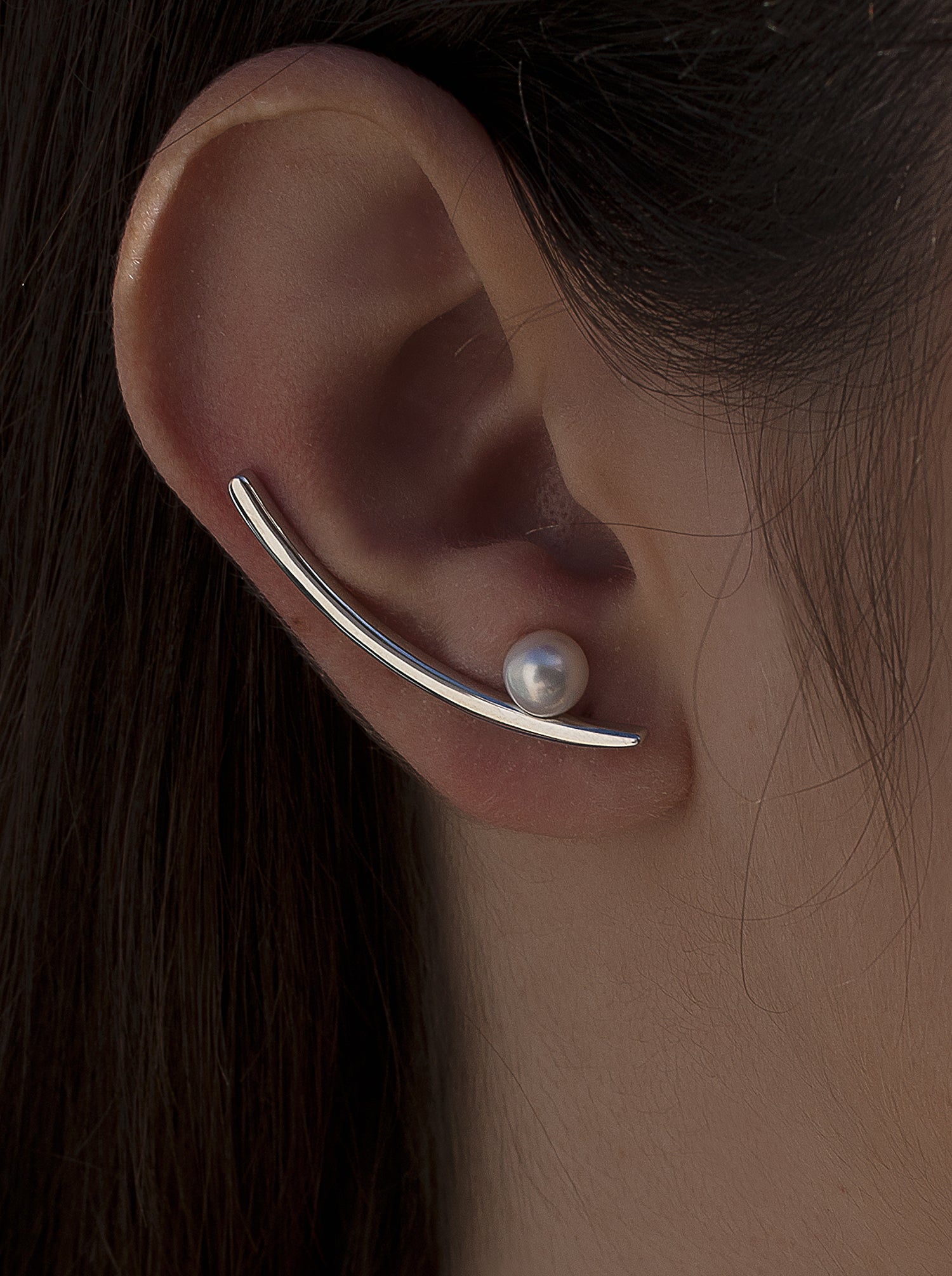 Pendientes trepadores de plata con una perla