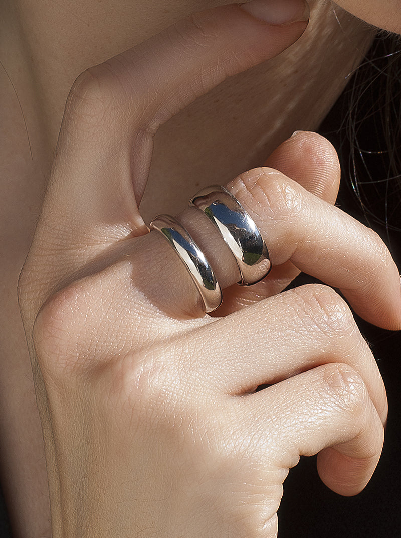 Anillos grandes de plata lisa diseño doble raíl