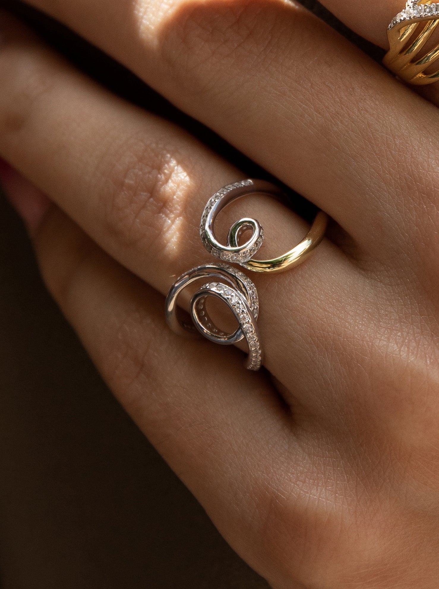 Anillos bicolor de plata diseño tirabuzones con circonitas