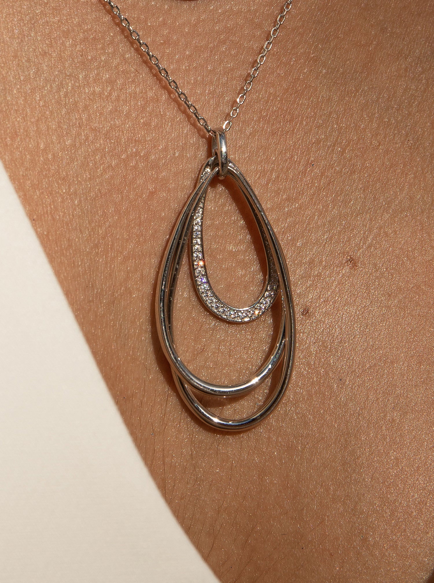 Colgante brillante de plata diseño triple lágrima