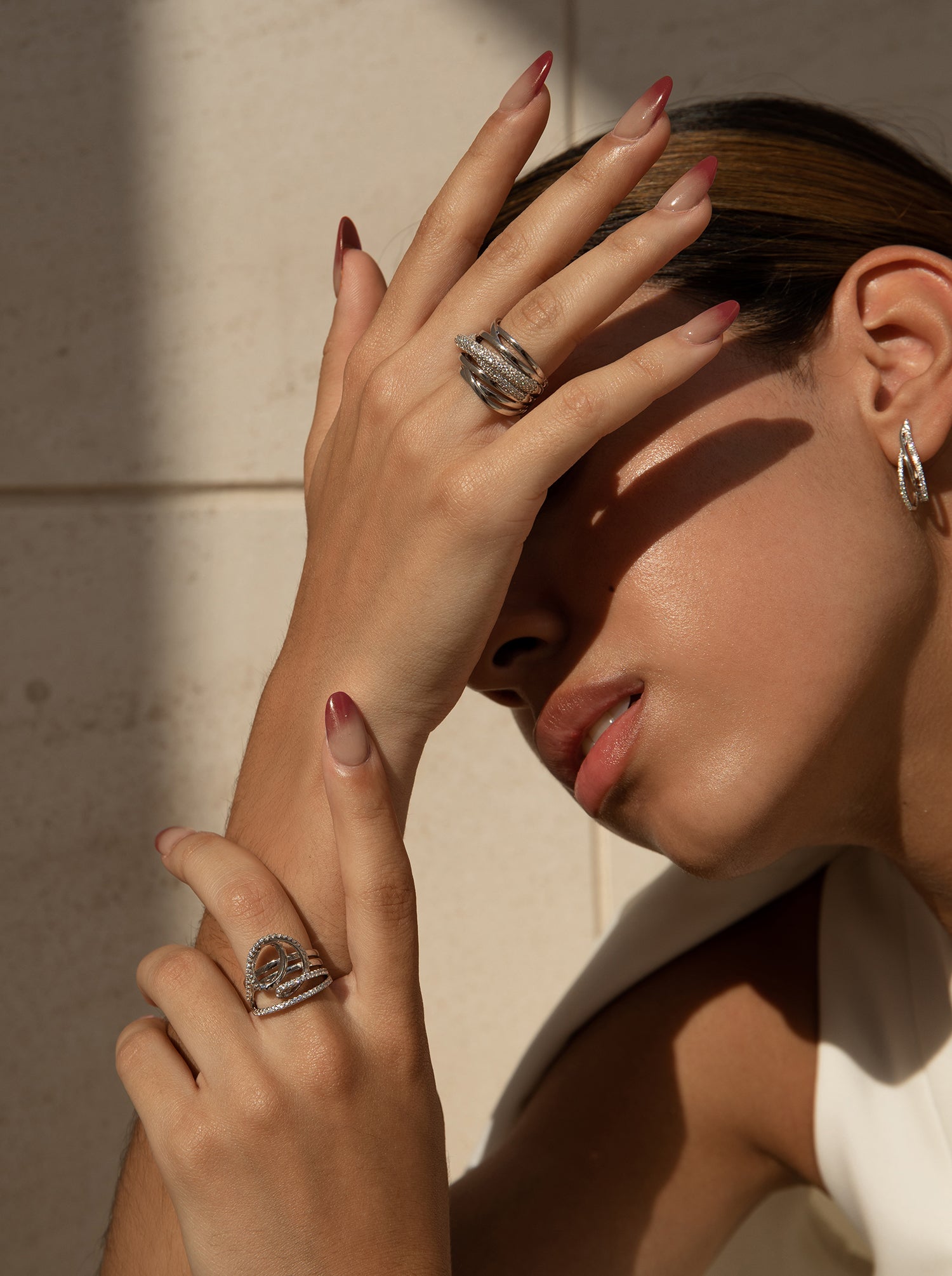 Anillos de diseño con raíles entrelazados