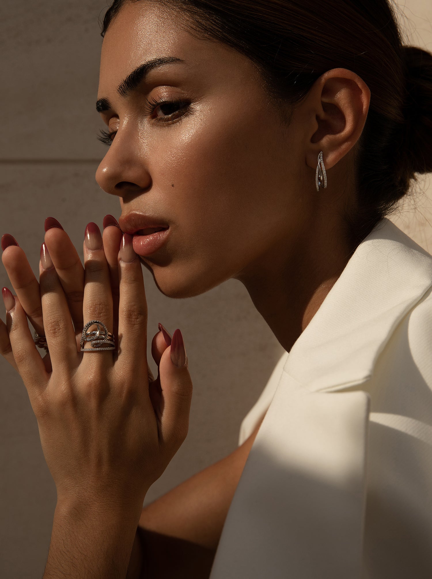 Anillos de diseño con raíles entrelazados
