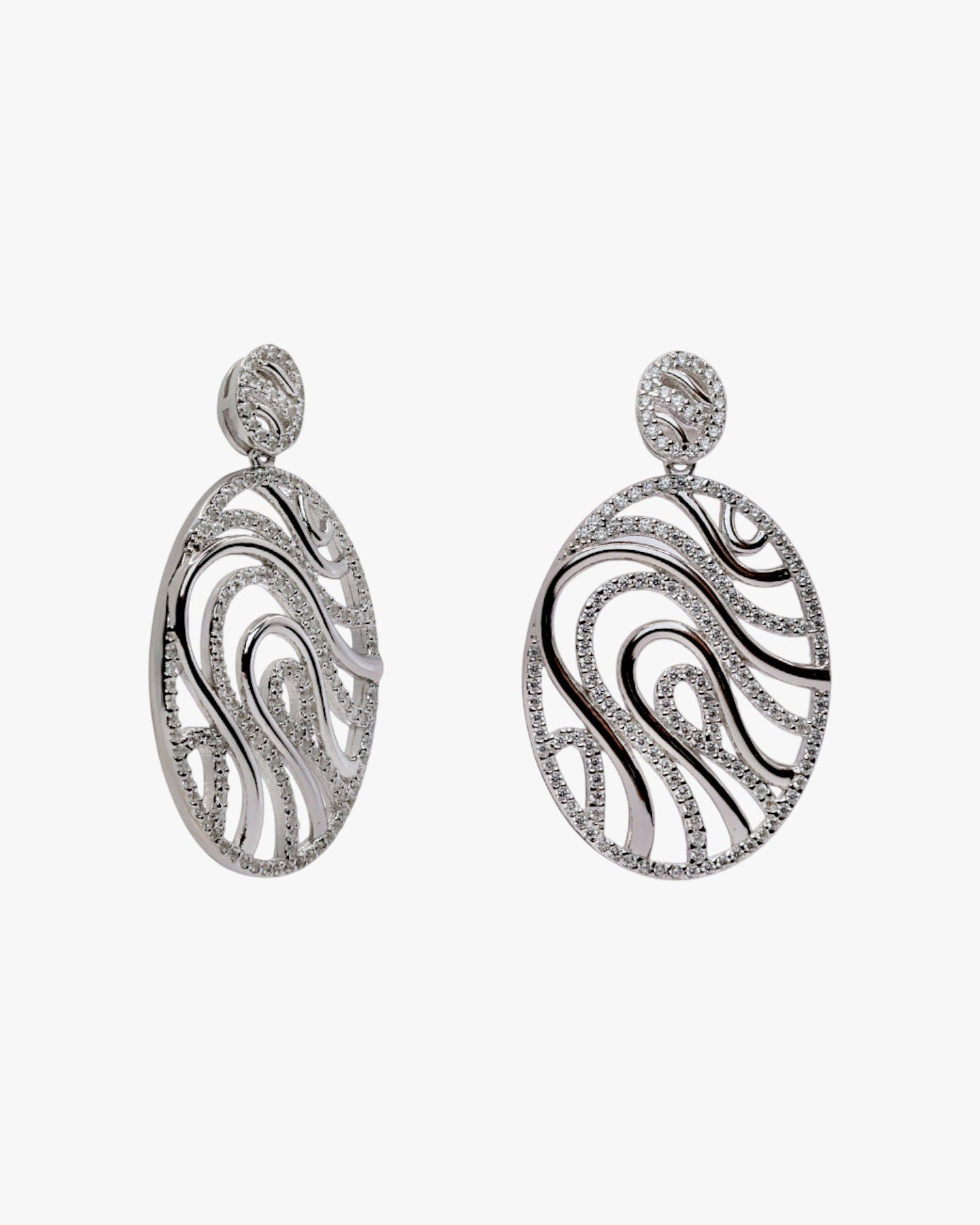 Pendientes originales diseño ovalado con detalles de circonitas
