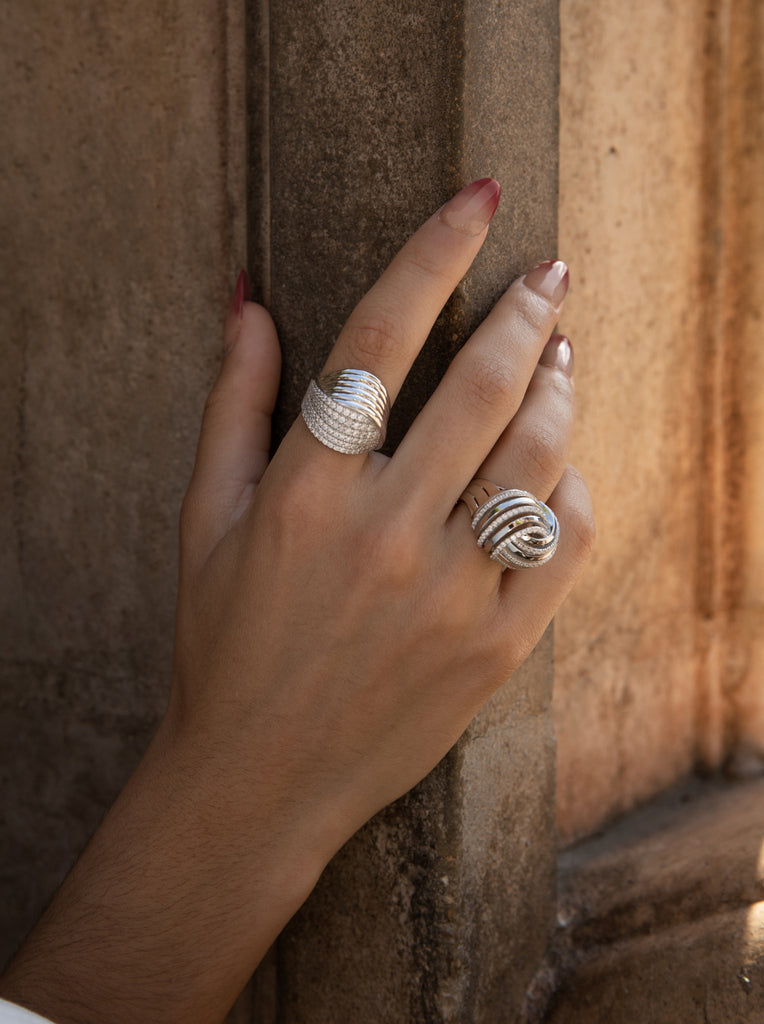 Anillos grandes de plata diseño cruzado con circonitas