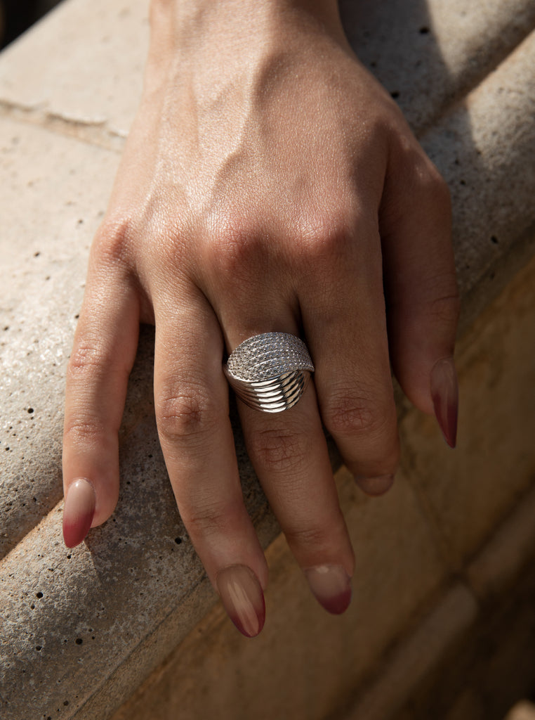 Anillos grandes de plata diseño cruzado con circonitas