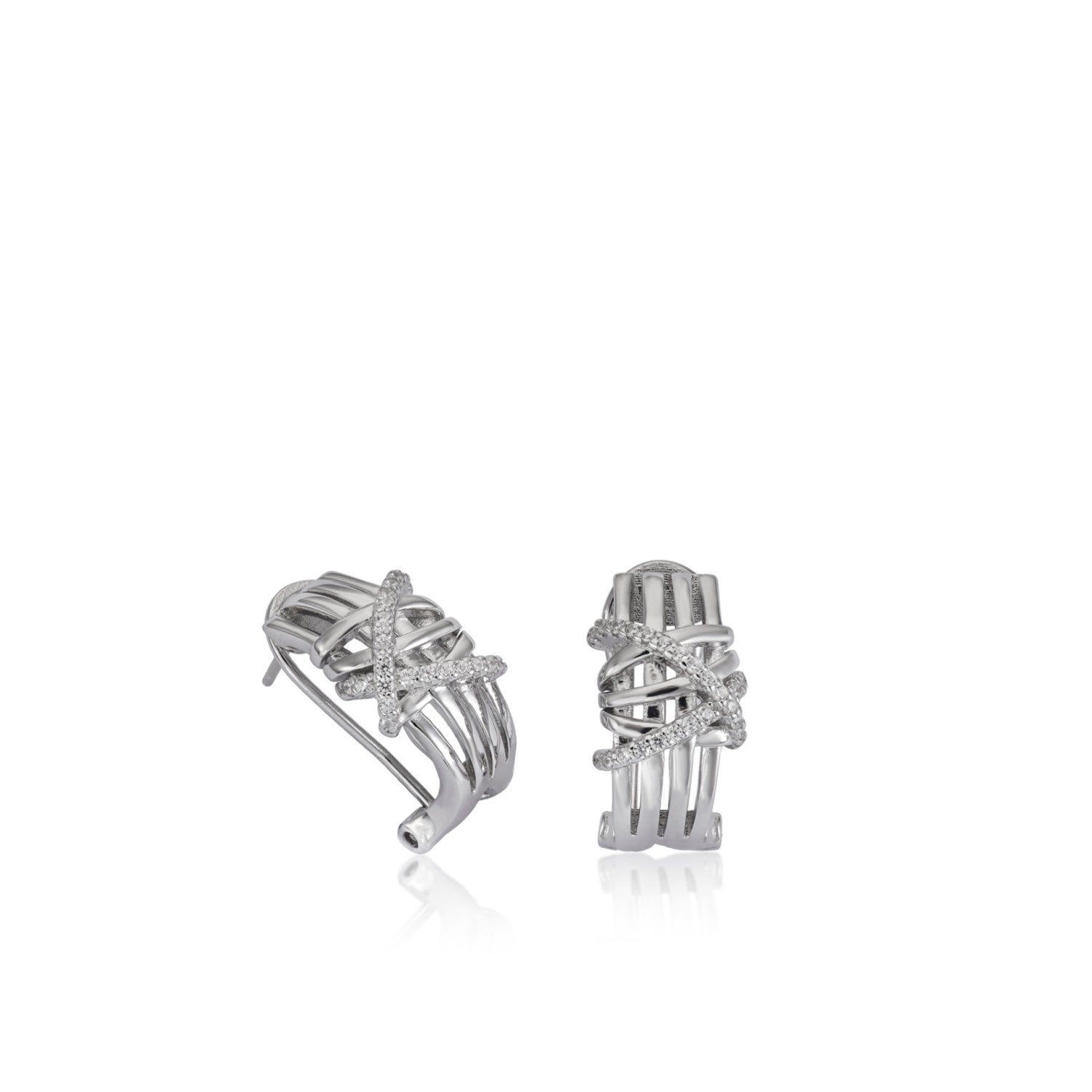 Boucles d'oreilles fermeture omega détail entrelacé de zircons